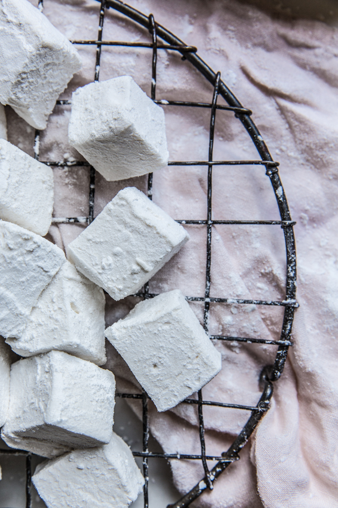 How to make homemade marshmallows filled with juniper and smoke