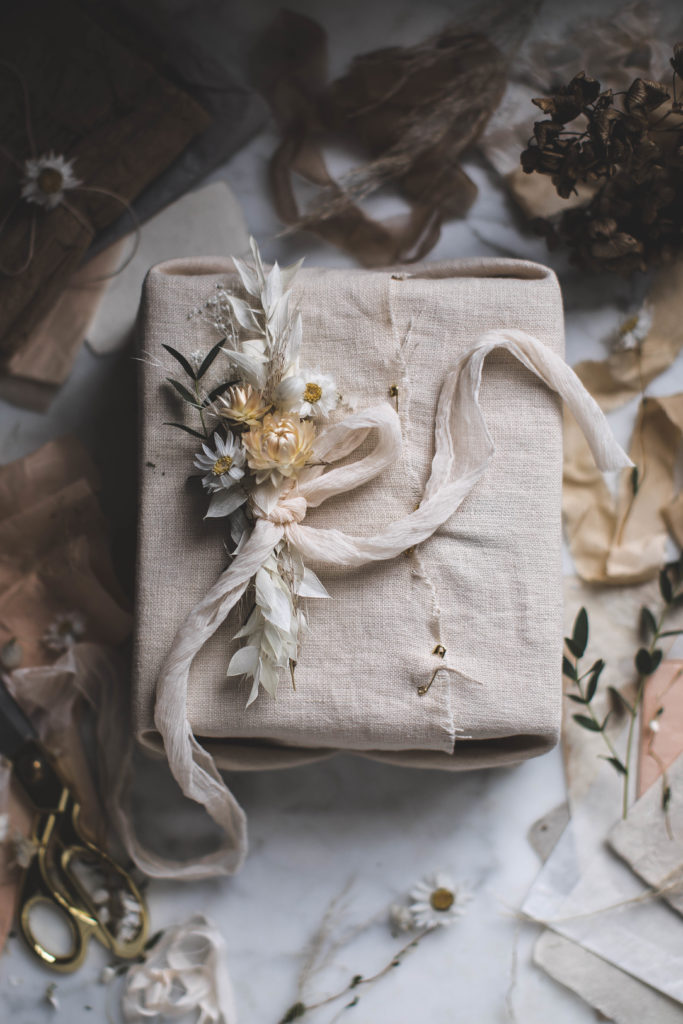 Christmas DIY: Zero waste, eco friendly linen & muslin holiday gift wrap with dried flower DIY gift toppers and hand dyed silk ribbon. | By Beth Kirby / Local Milk