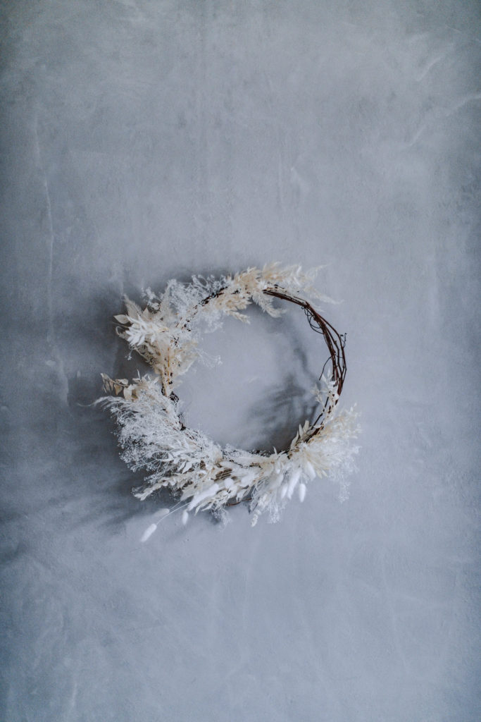 How to make a DIY minimalist, modern, neutral christmas wreath & decor with dried flowers for a unique asymmetrical, organic design idea.