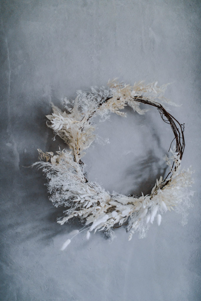 How to make a DIY minimalist, modern, neutral christmas wreath & decor with dried flowers for a unique asymmetrical, organic design idea.