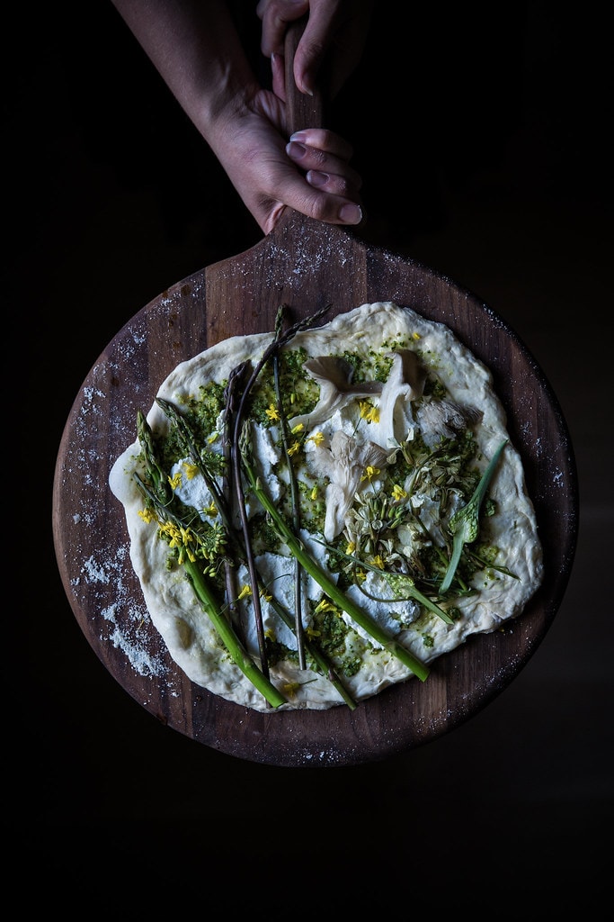 How to make homemade flatbread with pesto, asparagus and ricotta